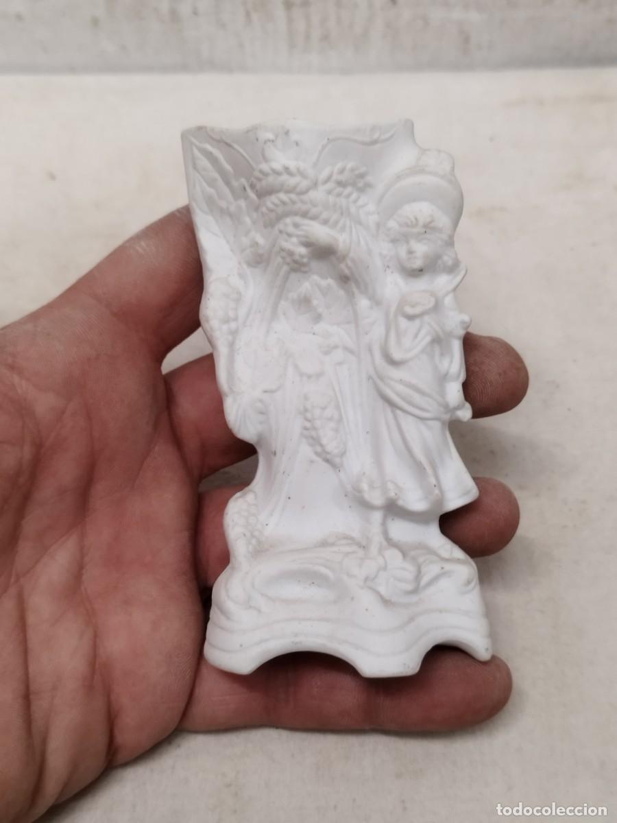 Vintage: Antiguo peque&ntilde;o jarr&oacute;n de porcelana biscuit. Con ni&ntilde;a y flores.