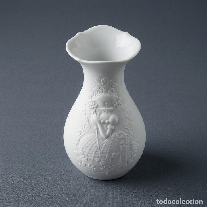 Vintage: Jarr&oacute;n Porcelana AK Kaiser Bisque Reina de las Flores. Relieve Biscuit. W. Germany. 17 cm