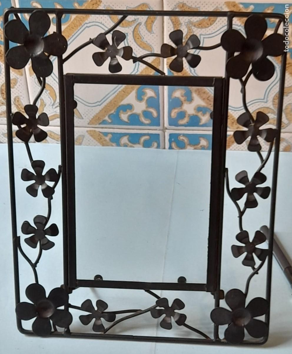Vintage: Marco de fotos metal negro con cristal, plegable.