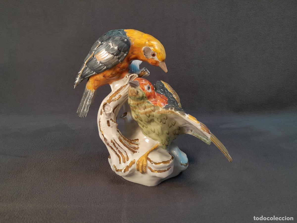 Vintage: FIGURA DE PORCELANA POLICROMADA REPRESENTANDO AVES SOBRE TRONCO. SIGLO XX.