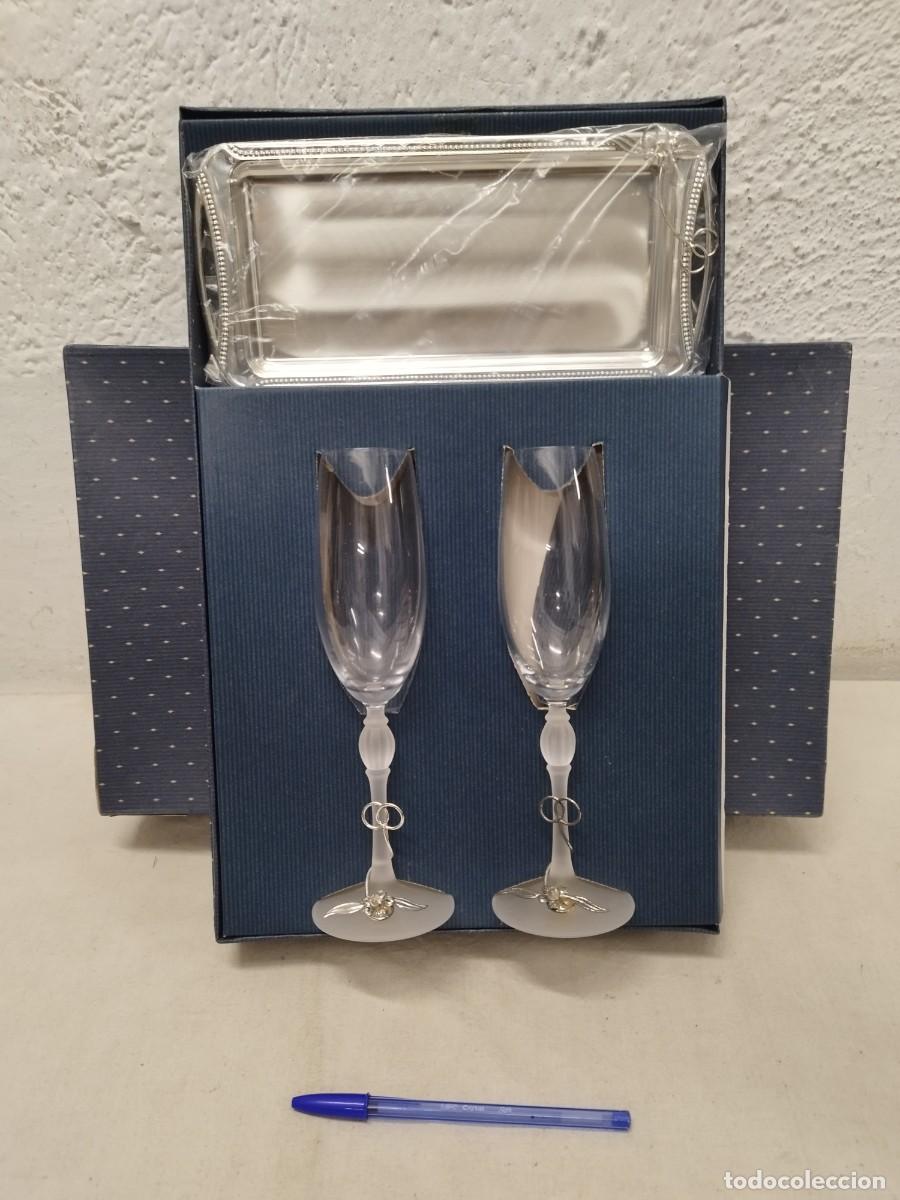 Vintage: Conjunto o juego e dos copas de cava, champ&aacute;n. Y bandeja de enlace de boda Novio y novia. En su caja
