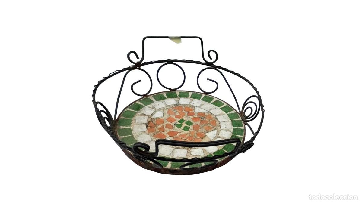 Vintage: BANDEJA VINTAGE DE HIERRO FORJADO Y MOSAICO DE CERAMICA - MOTIVO FLORAL A&Ntilde;OS 60/70