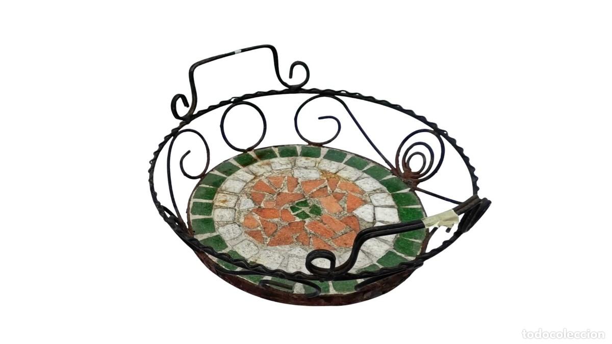 Vintage: BANDEJA VINTAGE DE HIERRO FORJADO Y MOSAICO DE CERAMICA - MOTIVO FLORAL - A&Ntilde;OS 60/70