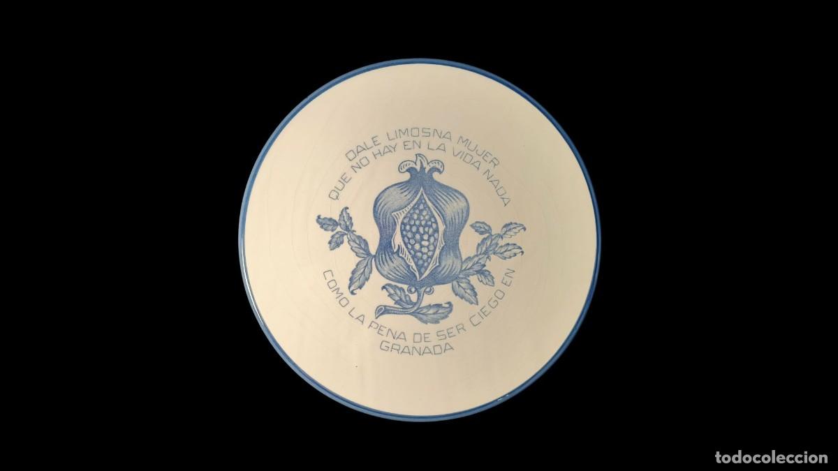 Vintage: PLATO DECORATIVO DE PORCELANA - MARCA CERAMAR GRANADA - &rdquo;DALE LIMOSNA MUJER&rdquo; - AZUL COBALTO, A&Ntilde;OS 60