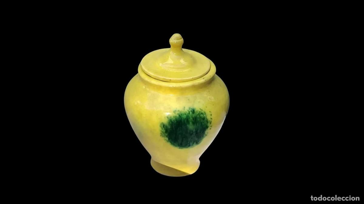 Vintage: TARRO URNA CON TAPA DE CERAMICA VIDRIADA - ESMALTE AMARILLO CON MANCHA VERDE FLUIDA, A&Ntilde;OS 50/60
