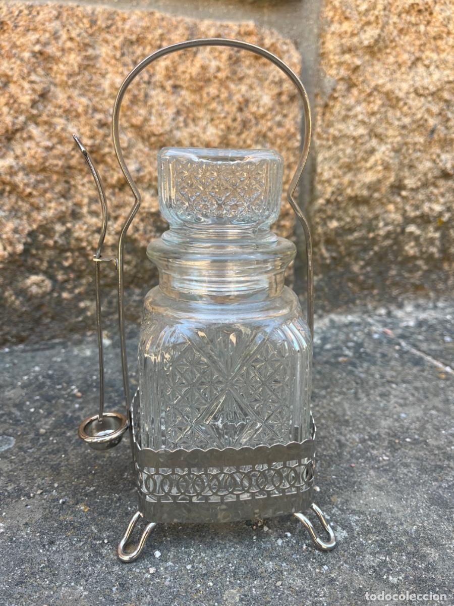 Vintage: Tarro de cristal tallado con cuchara, para especies.