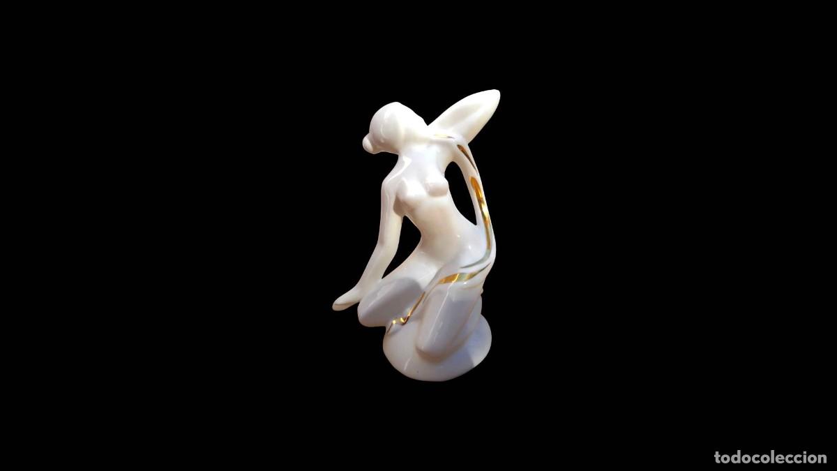 Vintage: FIGURA DE PORCELANA BLANCA - MUJER DESNUDA CON MANTO DORADO - PIEZA MUY RARA - VINTAGE A&Ntilde;OS 50/70