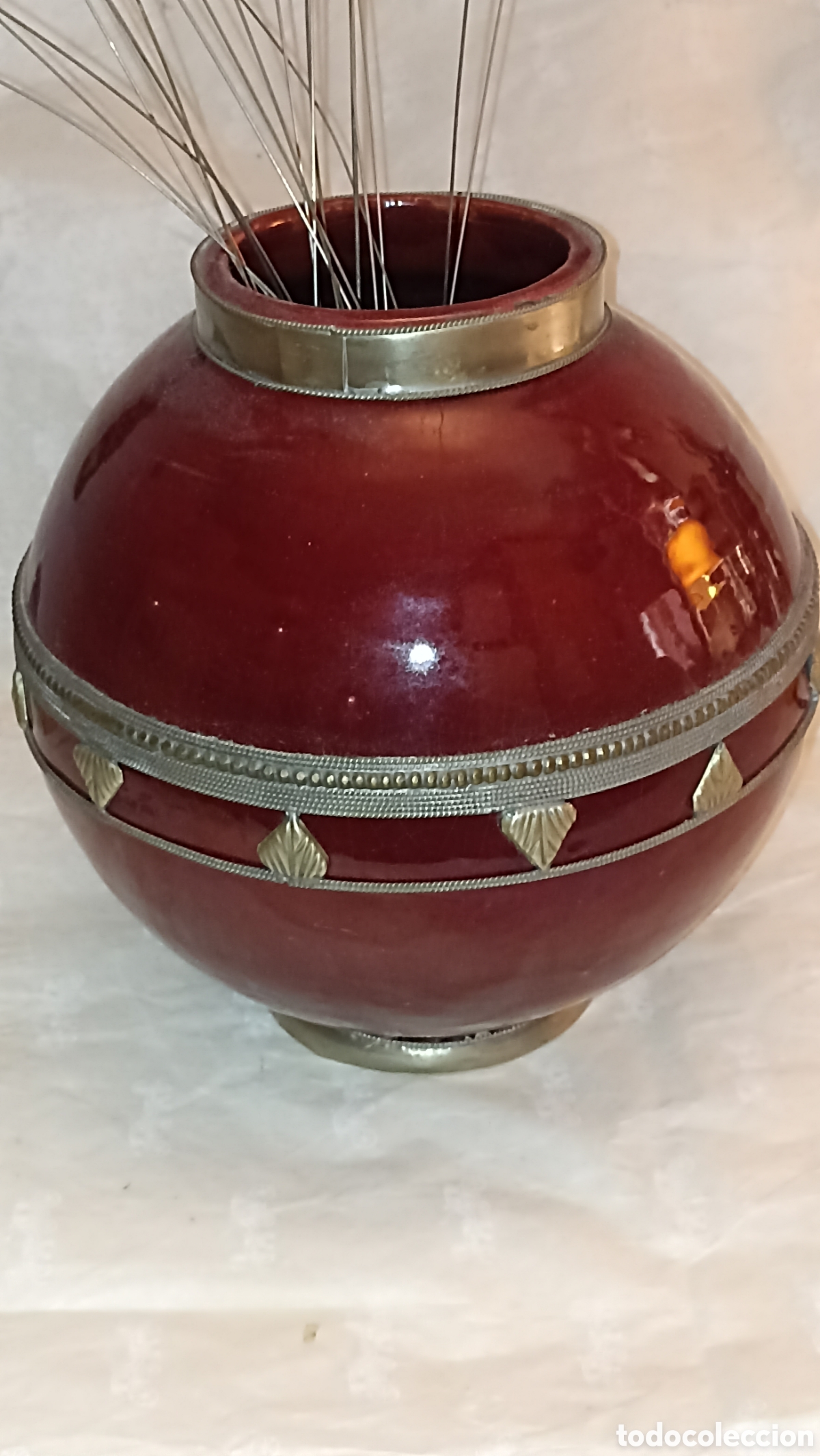 Vintage: Jarr&oacute;n Globular Vintage de Cer&aacute;mica Roja Craquelada y Apliques de Lat&oacute;n - 25 cm