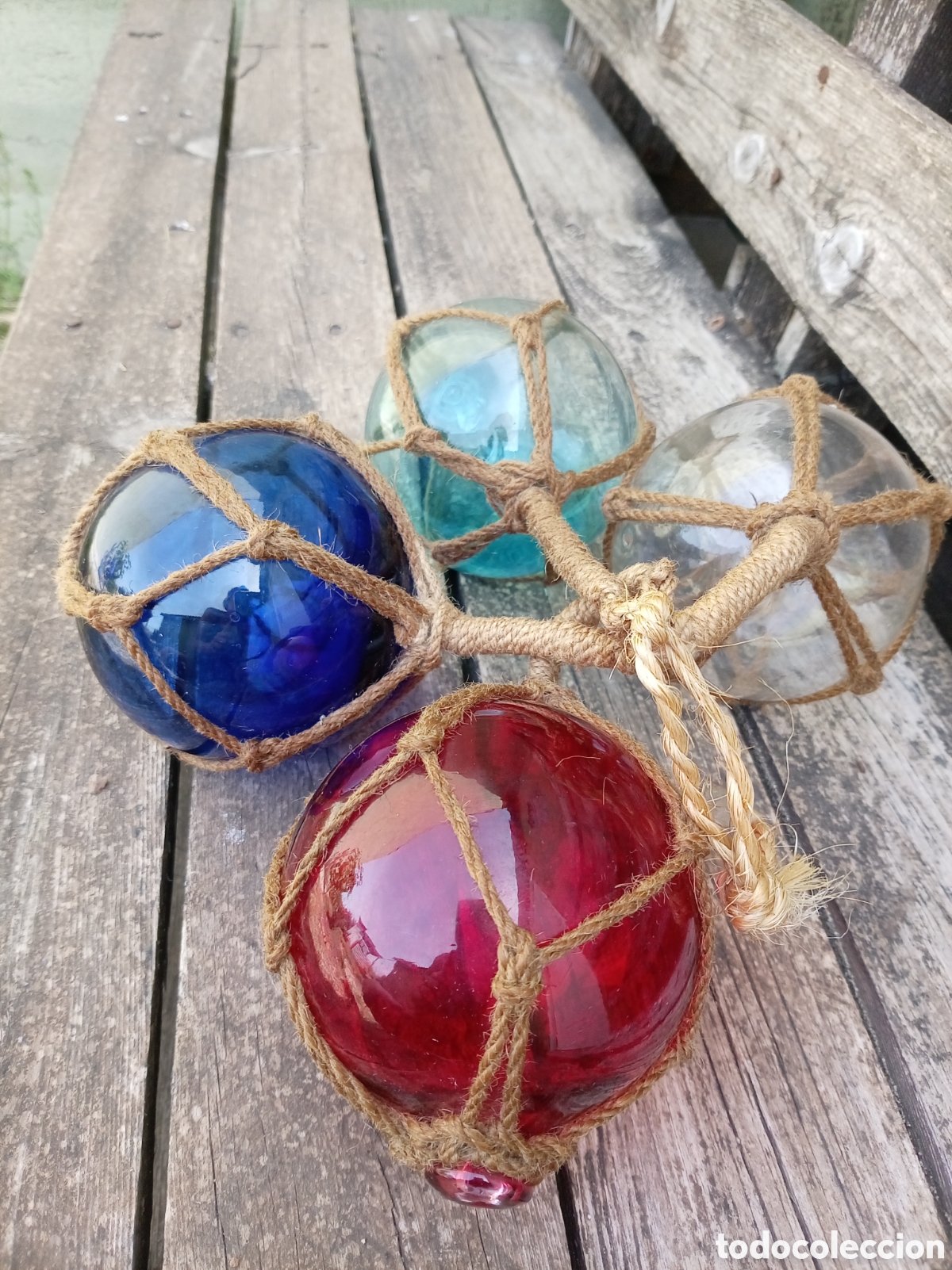 Vintage: Lote 4 Bollas de Pesca Antiguas de Cristal Soplado Colores Originales con Red de C&aacute;&ntilde;amo y Remates de