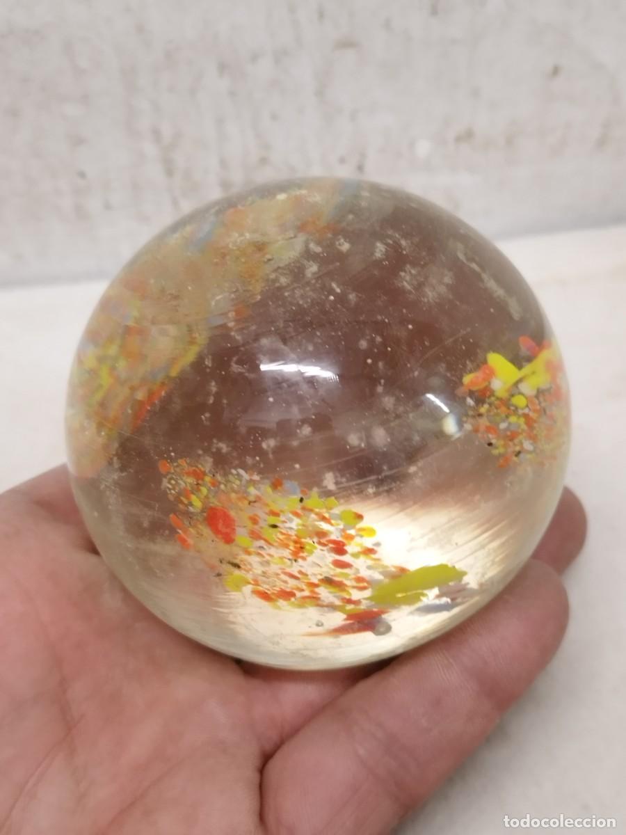 Vintage: Antiguo gran pisapapeles de cristal.
