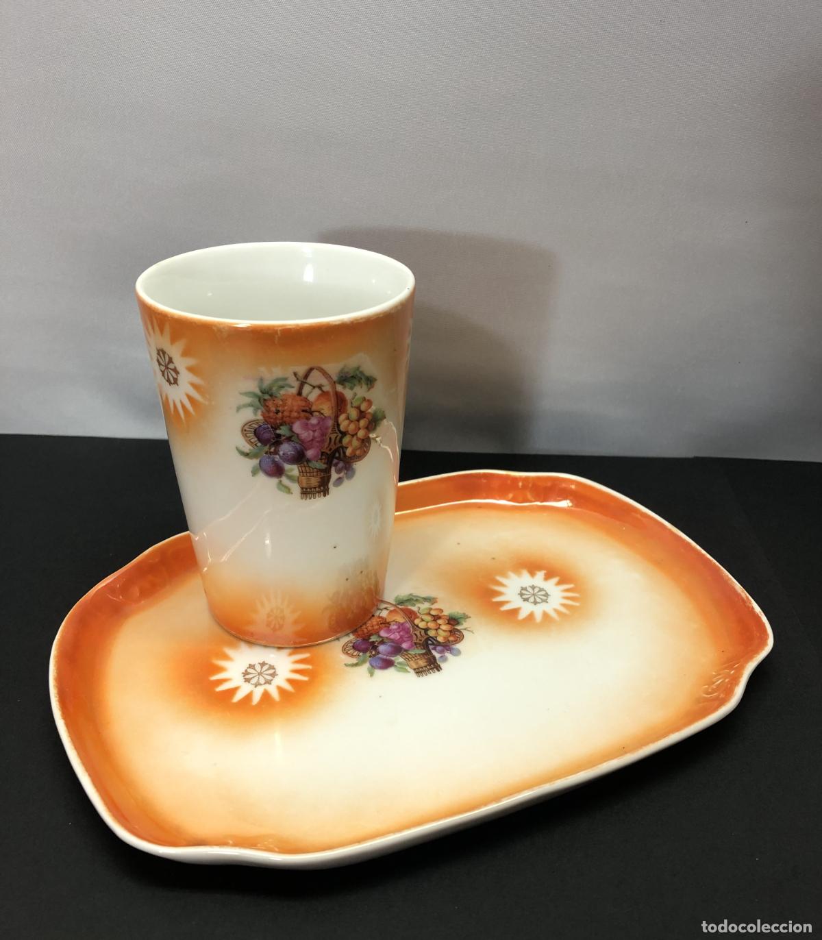 Vintage: Antiguo servicio juego de noche: gobelet + bandeja &middot; porcelana francesa de reflejos anacarada