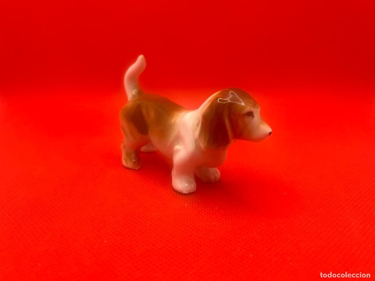 Vintage: Antigua Miniatura de Perro Basset Hound en Porcelana Esmaltada Brillo - C. 1970-1980