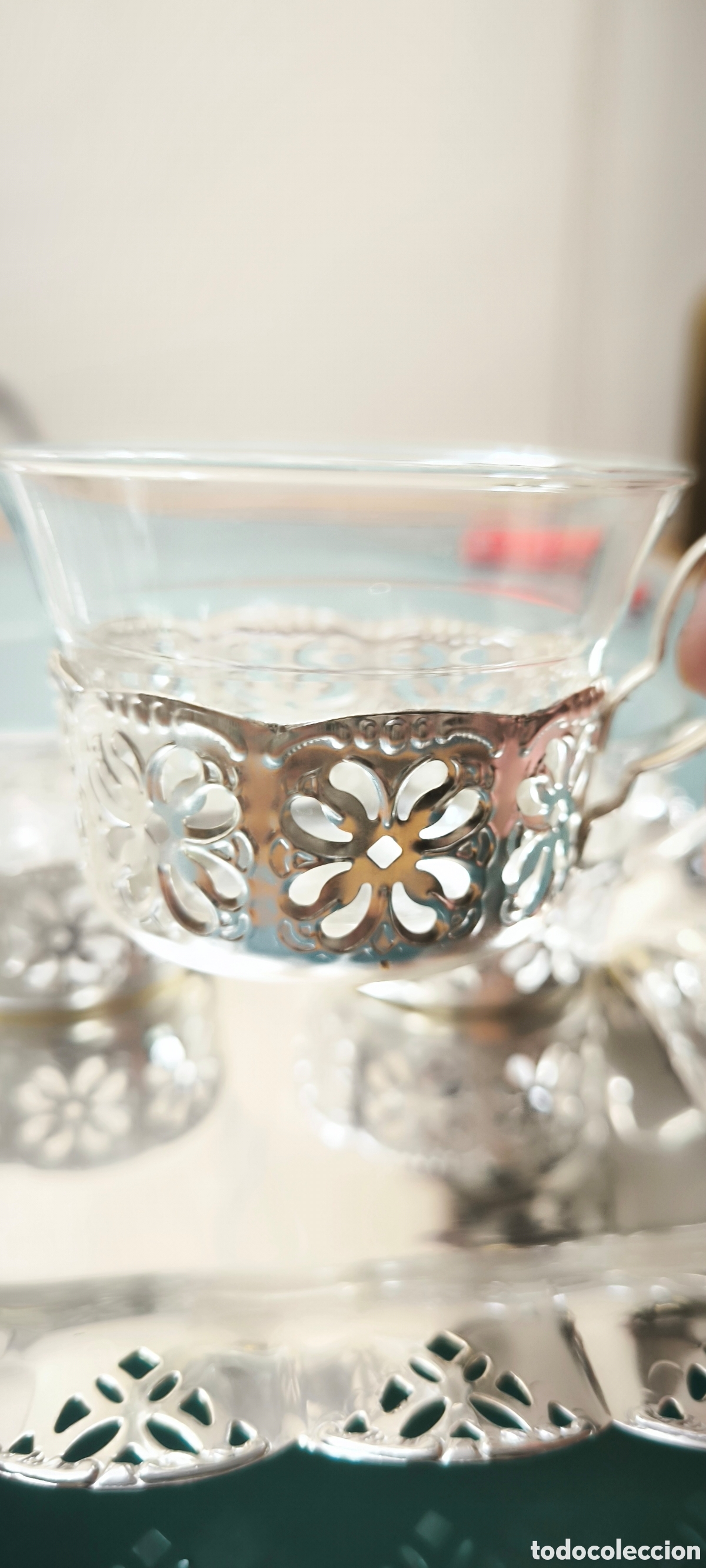 Vintage: Juego vintage de 6 tazas de cristal con bandeja plateada decorativa