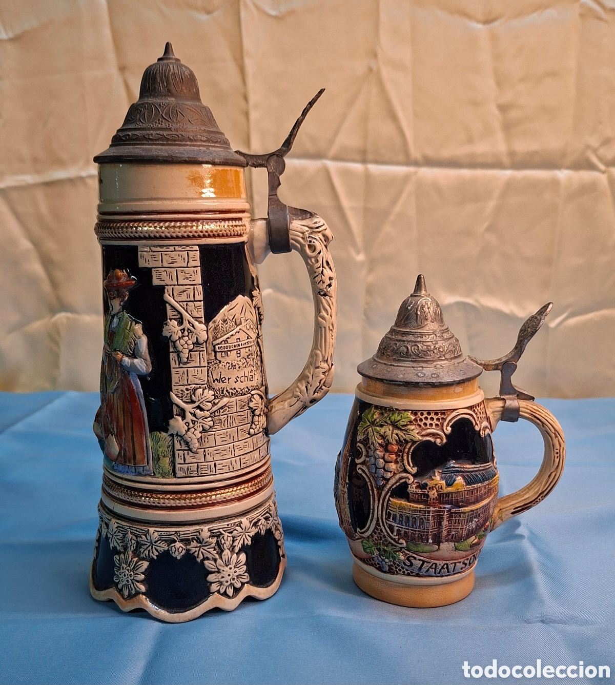 Vintage: Pareja de jarras cerveceras con tapa met&aacute;lica.