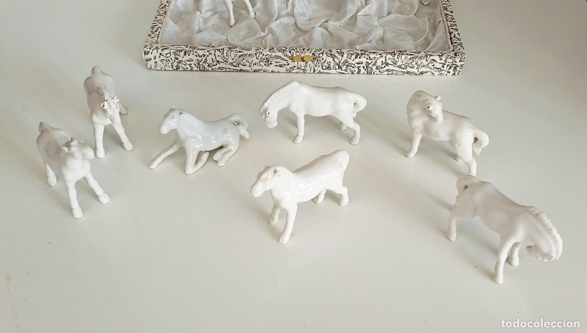 Vintage: Antigua Colecci&oacute;n 8 CABALLOS GALOPANTES Porcelana China Blanca - Blanc de Chine A&ntilde;os 60 con Caja
