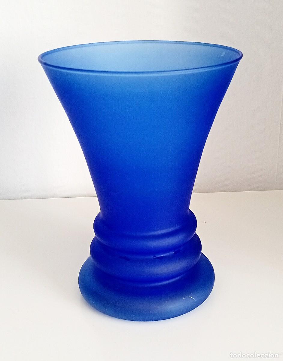 Vintage: Jarr&oacute;n VINTAGE de Cristal Satinado Azul Cobalto - Forma Trompeta con Anillos - Decoraci&oacute;n Retro