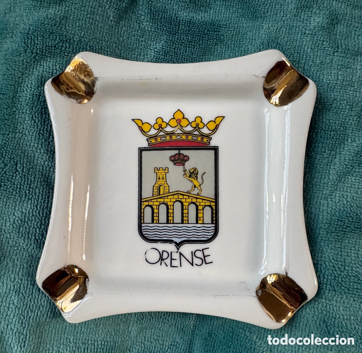 Vintage: (L826) Cenicero porcelana souvenir Orense &middot; escudo municipal &middot; dorado &middot; 10 cm