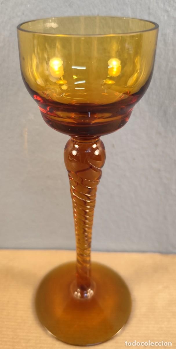 Vintage: Copa de cristal en tono &aacute;mbar, dise&ntilde;ada como portavelas o elemento decorativo.
