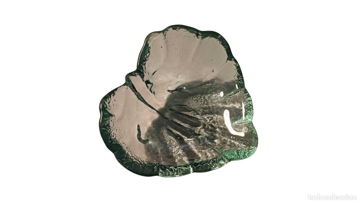Vintage: CENICERO-PLATILLO DE VIDRIO PRENSADO AHUMADO EN FORMA DE HOJA - VERDE - ESCANDINAVIA - A&Ntilde;OS 60-70