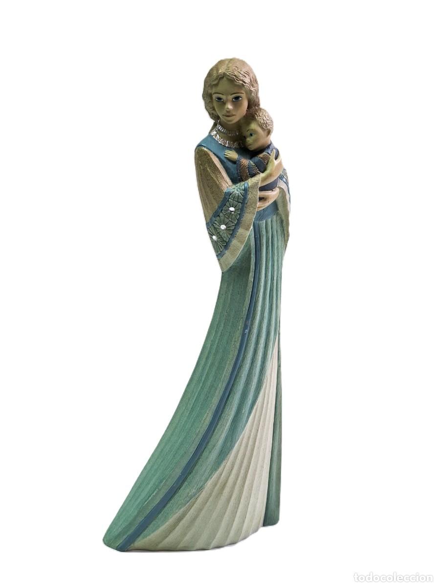 Vintage: Estatuilla de la Princesa de Marfil sosteniendo a un ni&ntilde;o en sus brazos.