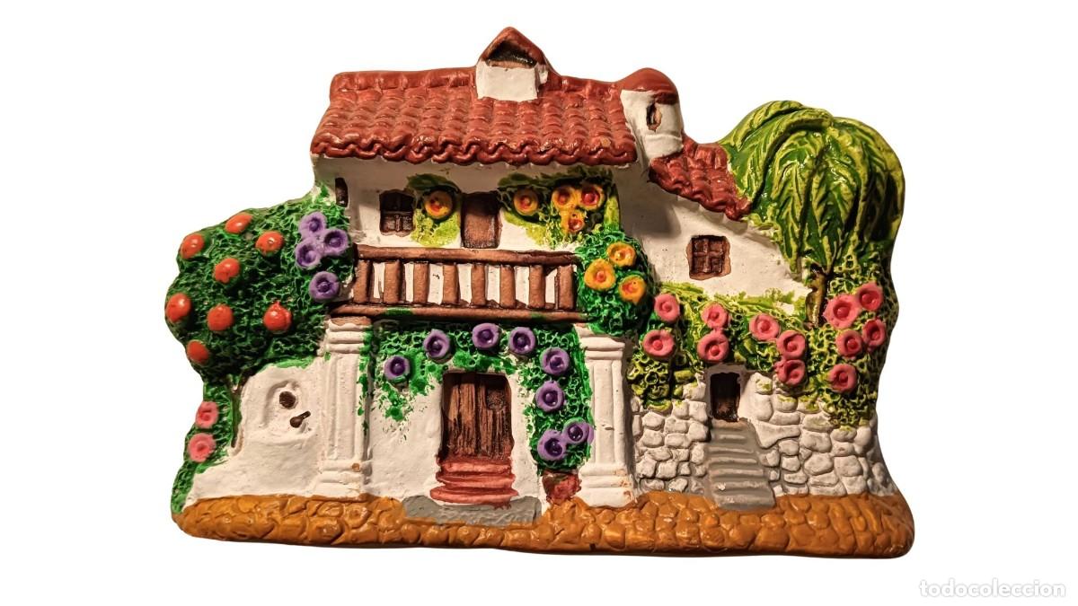 Vintage: PLACA COLGANTE CER&Aacute;MICA POLICROMADA - CASA ANDALUZA CON VEGETACI&Oacute;N FLORIDA - A&Ntilde;OS 90