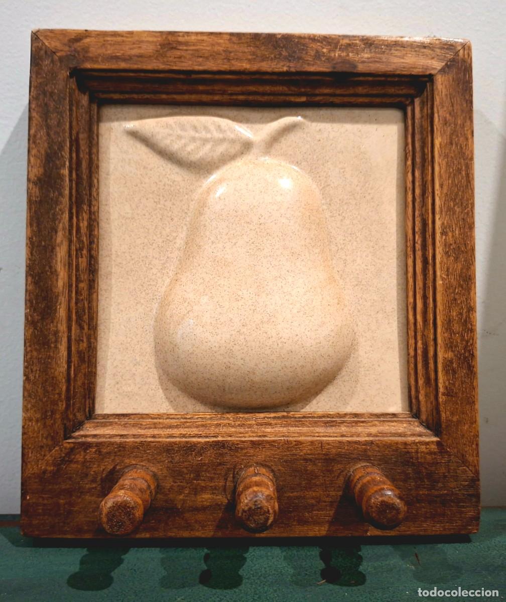 Vintage: Cuelgapa&ntilde;os madera con azulejo de cer&aacute;mica con pera en relieve - Decoraci&oacute;n cocina r&uacute;stico vintage