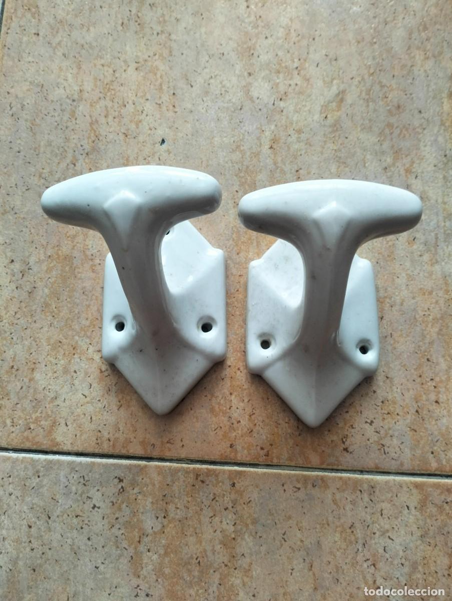 Vintage: juego de dos colgadores de ba&ntilde;o. porcelana blanca
