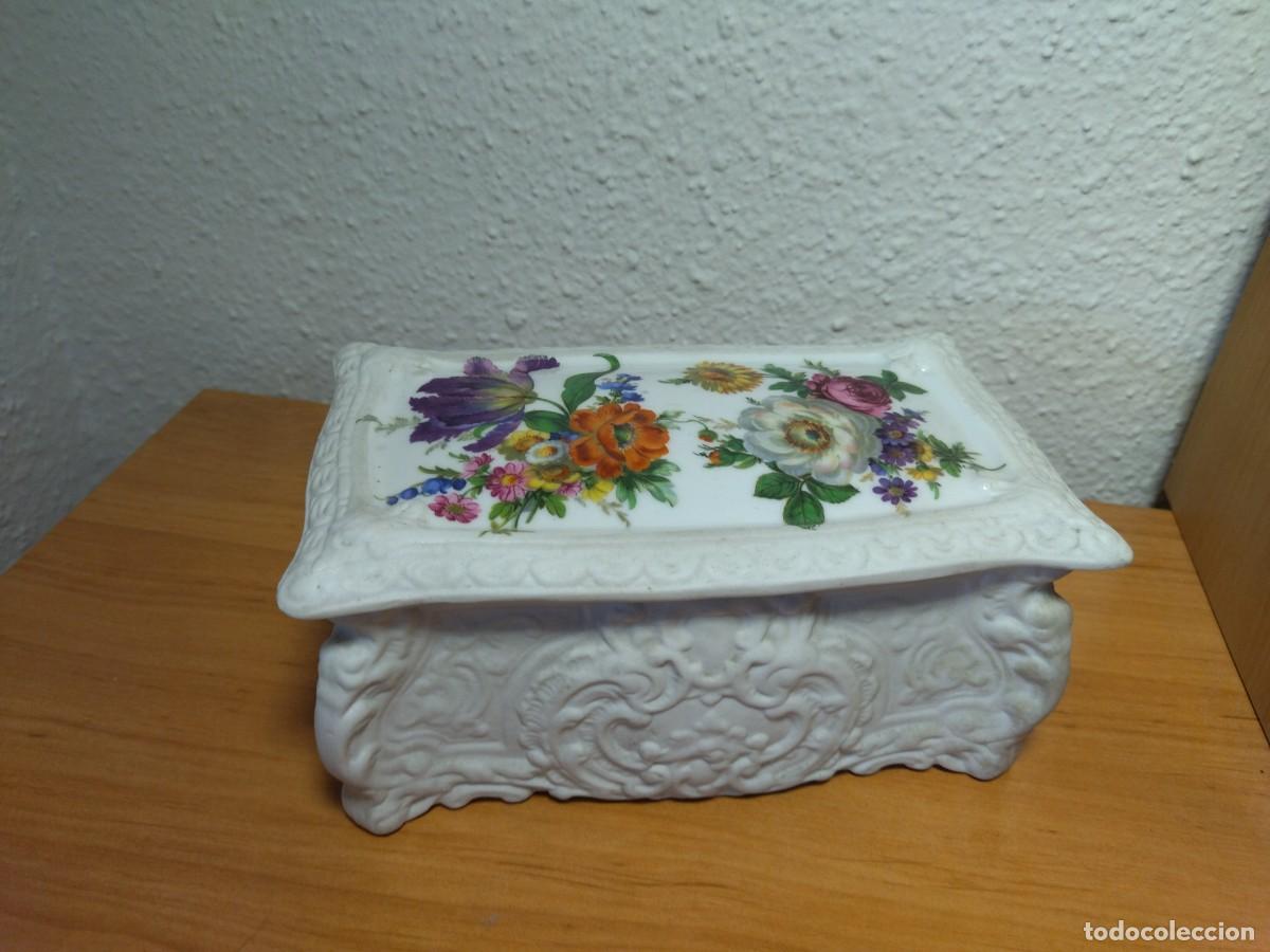 Vintage: Recipiente o joyero con dise&ntilde;o en relieve