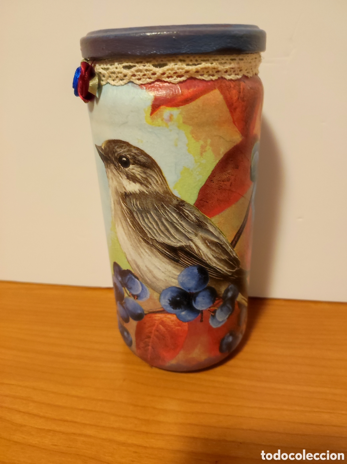 Vintage: Frasco de Vidrio Decorativo Vintage &ndash; Dise&ntilde;o Artesanal de P&aacute;jaro y Ar&aacute;ndanos (Decoupage)