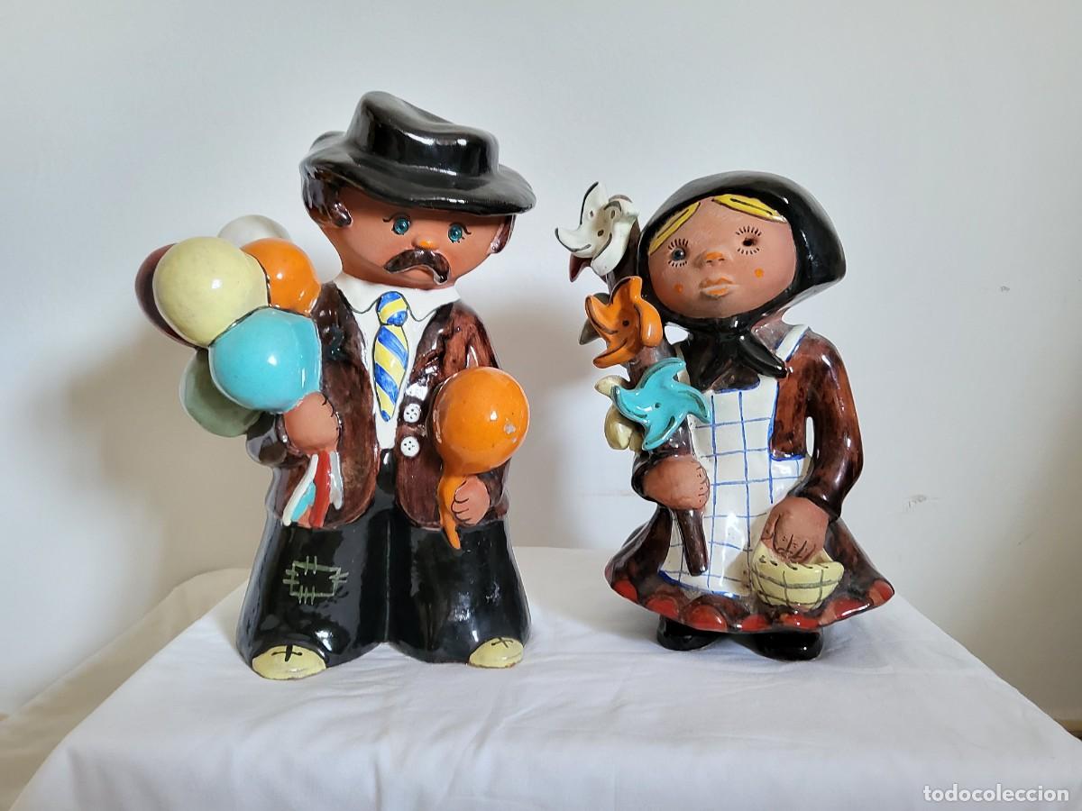 Vintage: Pareja figuras cer&aacute;mica TAG espa&ntilde;ola a&ntilde;os 70, mu&ntilde;ecos vendedor de globos y ni&ntilde;a, modelo patentado.