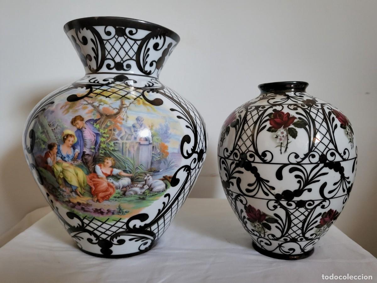 Vintage: Pareja jarrones porcelana Bohemia JN Barcelona, arabescos negros, escena galante