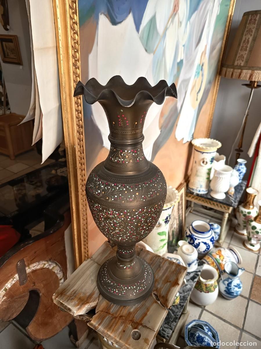 Vintage: &Aacute;nfora de lat&oacute;n 43 cm - Foto 2