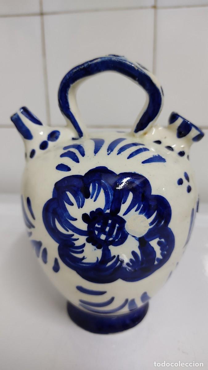 Vintage: Antiguo botijo de cer&aacute;mica acabado esmalte blanco y flores azul cobalto pintado a mano