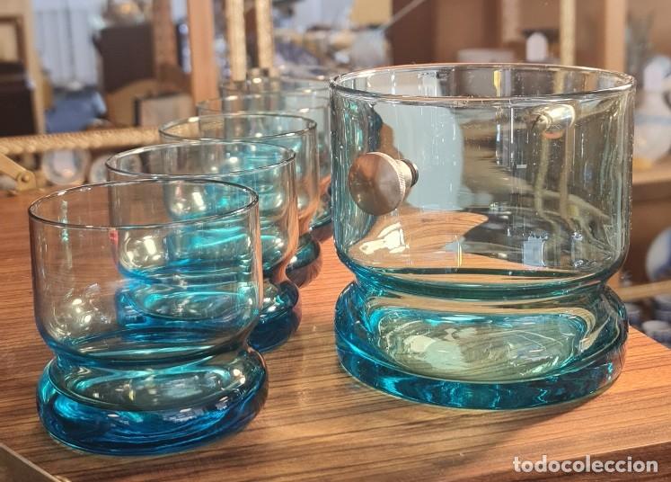 Vintage: Juego de 6 vasos de whisky con cubitera en cristal soplado azul turquesa (a&ntilde;os 60&ndash;70)