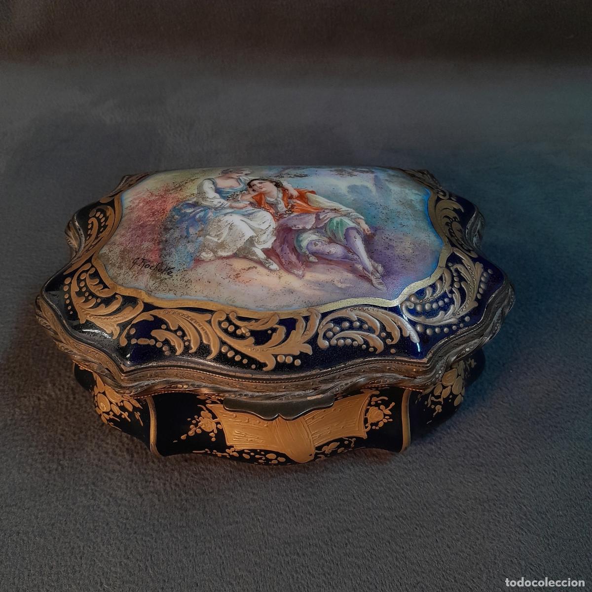 Vintage: CAJA DE PORCELANA PINTADA A MANO CON MONTURA DE METAL DORADO.S&Eacute;VRES. S.XIX.