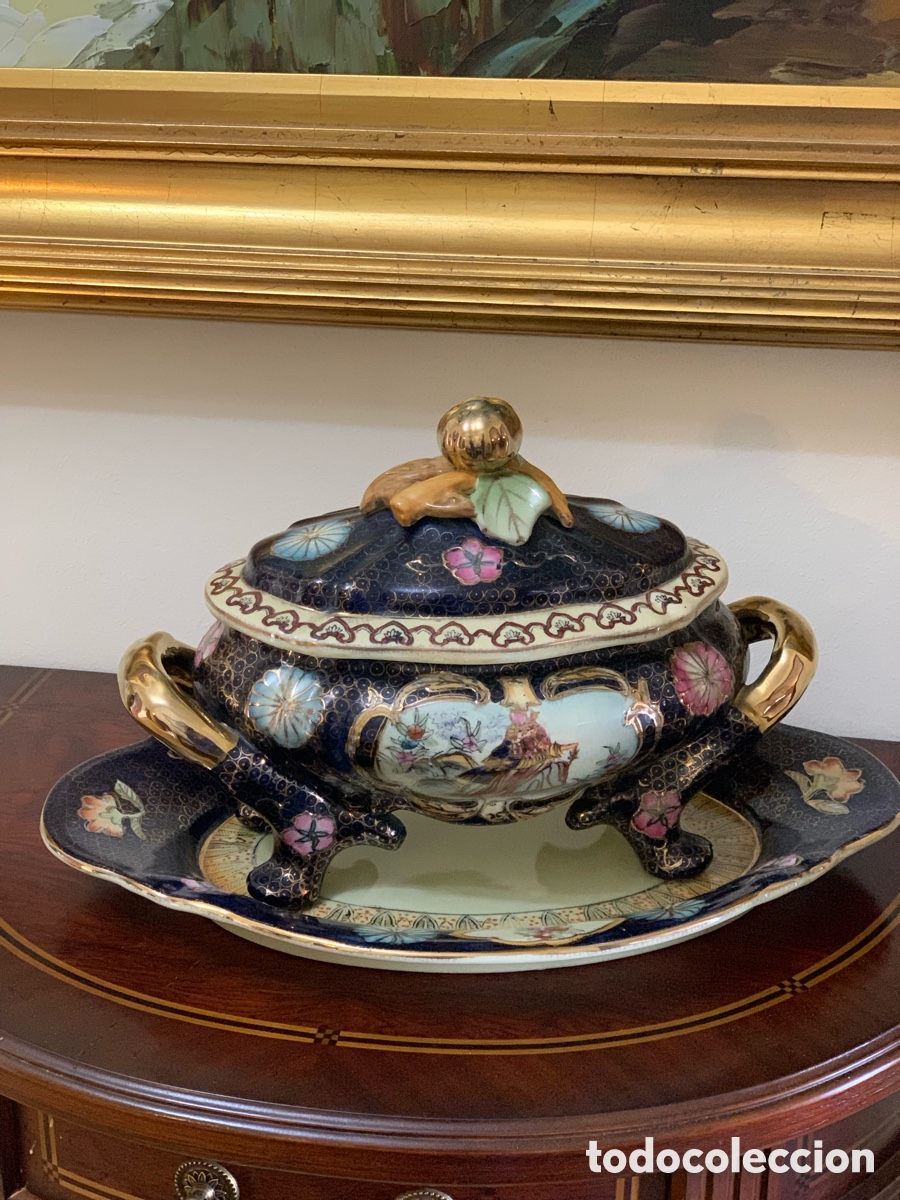Vintage: sopera antigua de porcelana azul cobalto con bandeja y tapa