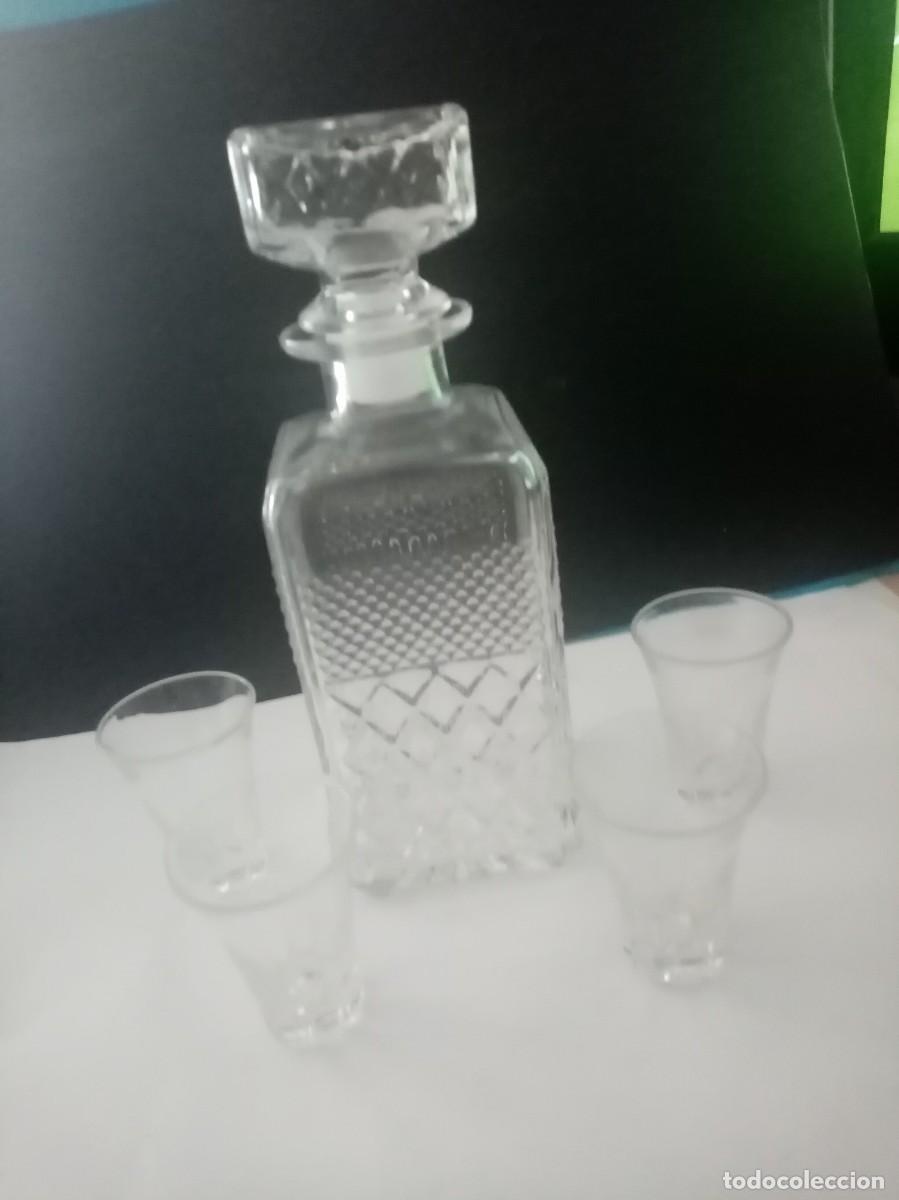 Vintage: LICORERA VINTAGE CRISTAL TALLADO Y 4 PEQUE&Ntilde;OS VASOS