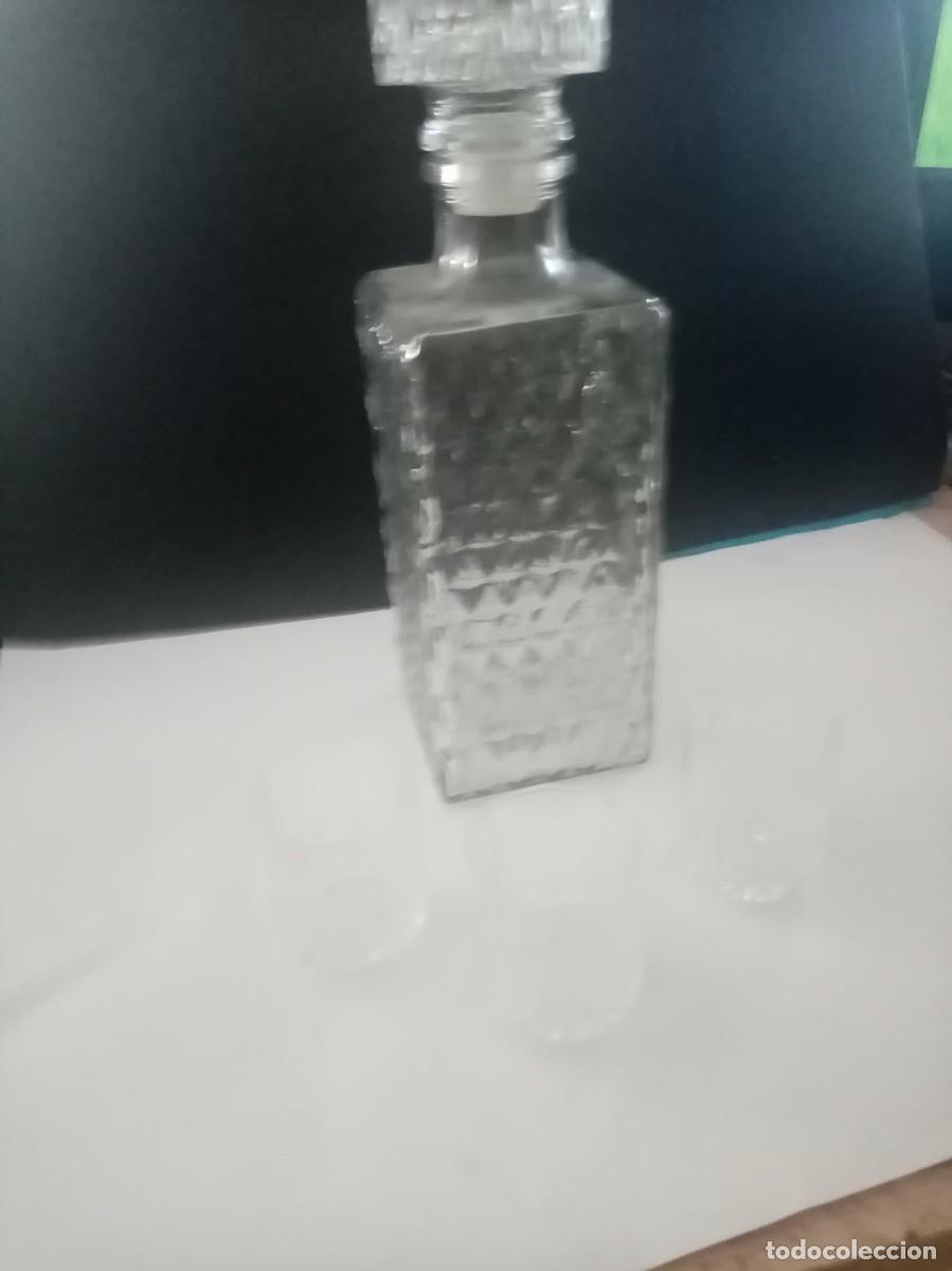 Vintage: LICORERA VINTAGE CRISTAL TALLADO Y 3 PEQUE&Ntilde;OS VASOS