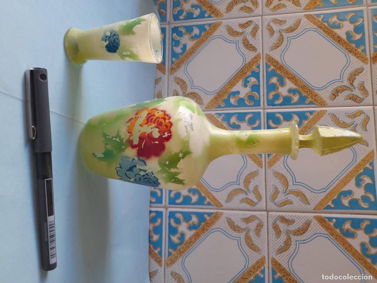 Vintage: Botella cristal pintado con flores, con vasito a juego. Para restaurar la pintura.