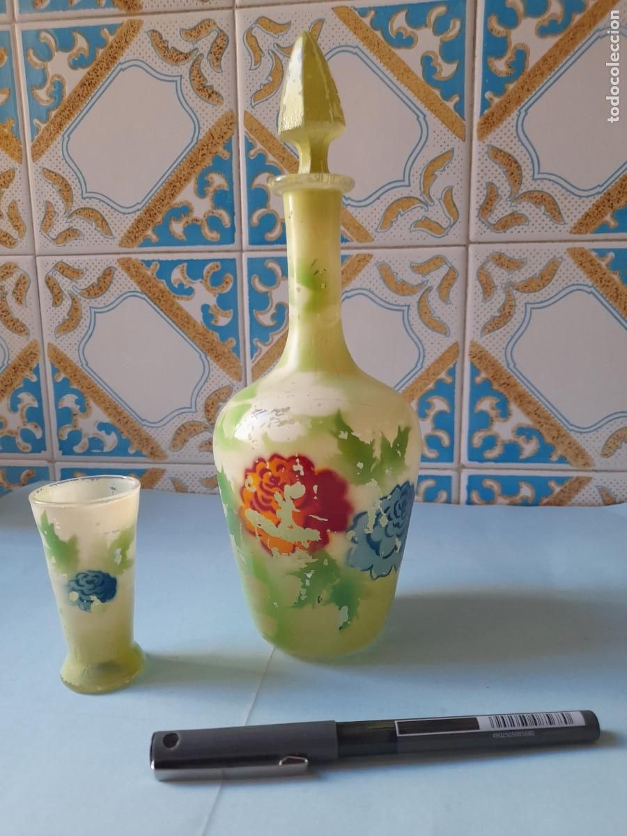 Vintage: Botella cristal pintado con flores, con vasito a juego. Para restaurar la pintura.
