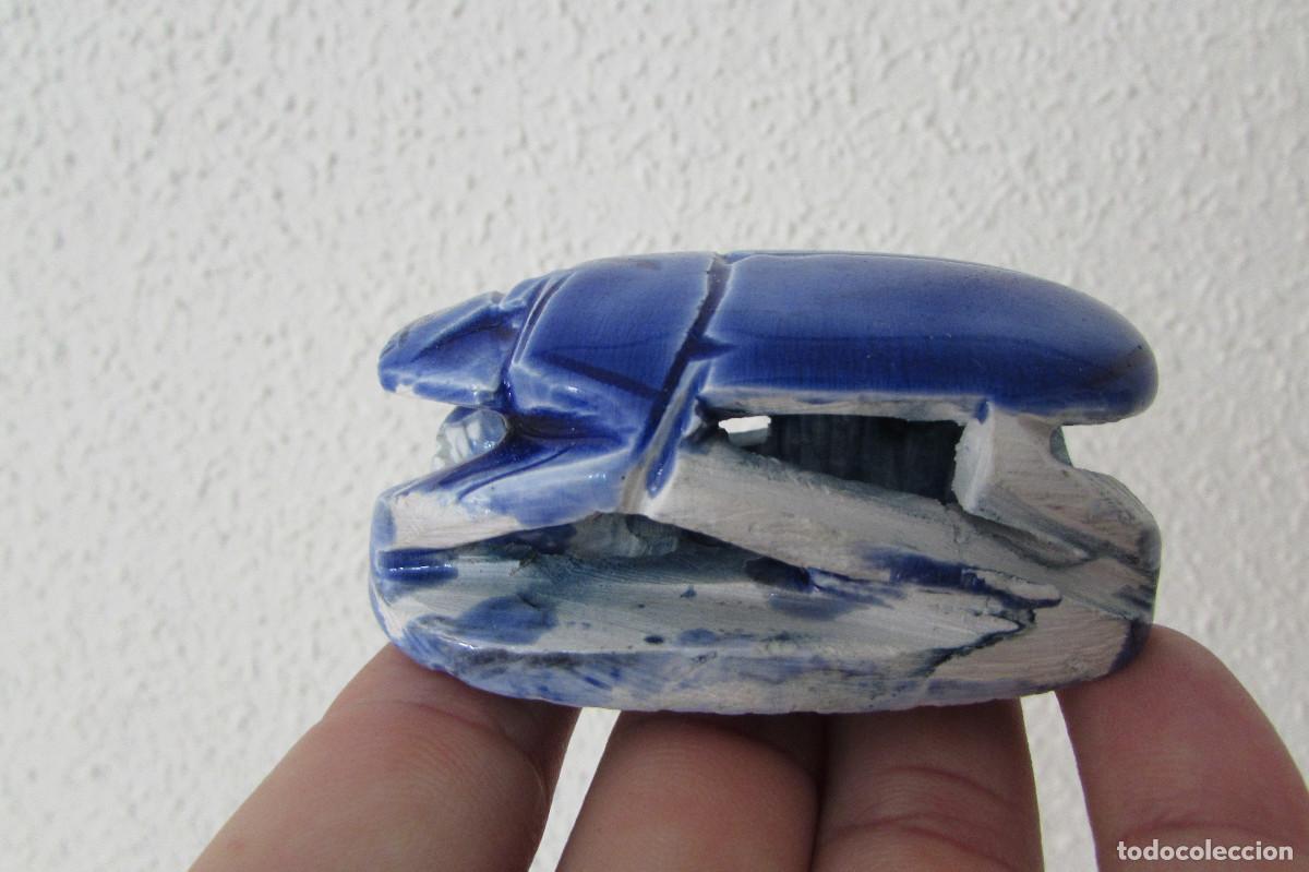 Vintage: Escarabajo egipcio azul hecho a mano: una detallada obra de arte fara&oacute;nica en tonos vibrantes