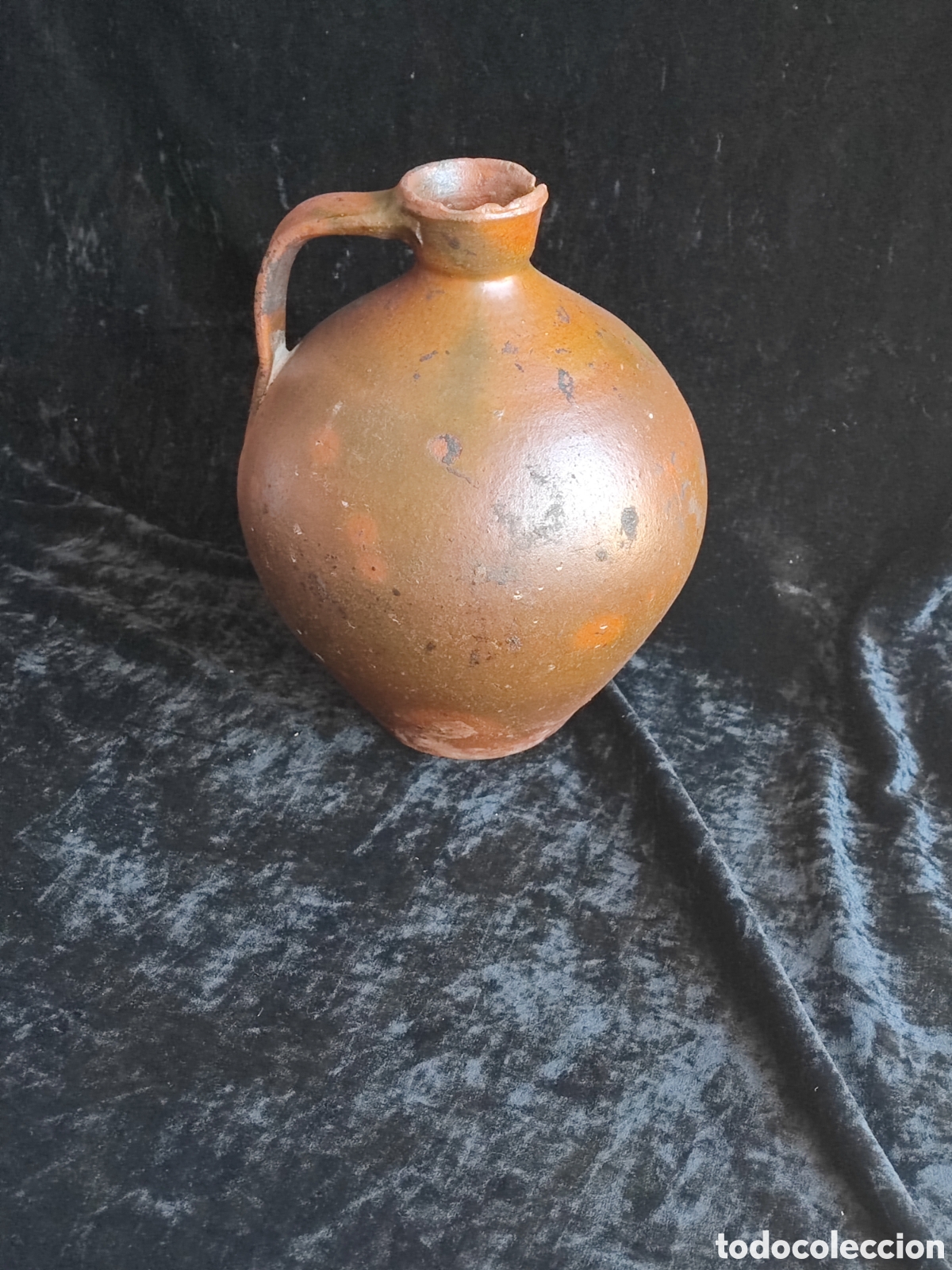 Vintage: una jarra de gres o cer&aacute;mica popular antigua, similar a c&aacute;ntaros franceses o vascos del siglo XIX.