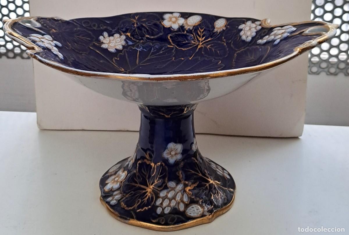 Vintage: BONITO FRUTERO CON PEDESTAL DE CERAMICA AZUL CON MOTIVOS FLORALES. FRUTERO-03
