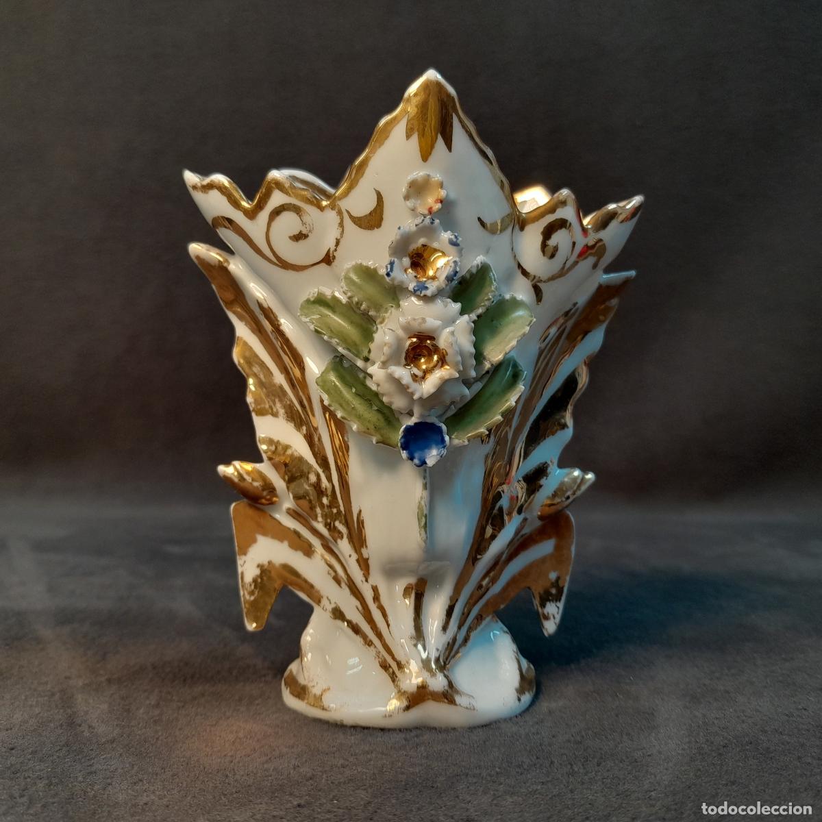 Vintage: JARR&Oacute;N PEQUE&Ntilde;O ORNAMENTAL DE PORCELANA CON APLICACI&Oacute;N FLORAL.FINALES DEL SIGLO XIX.