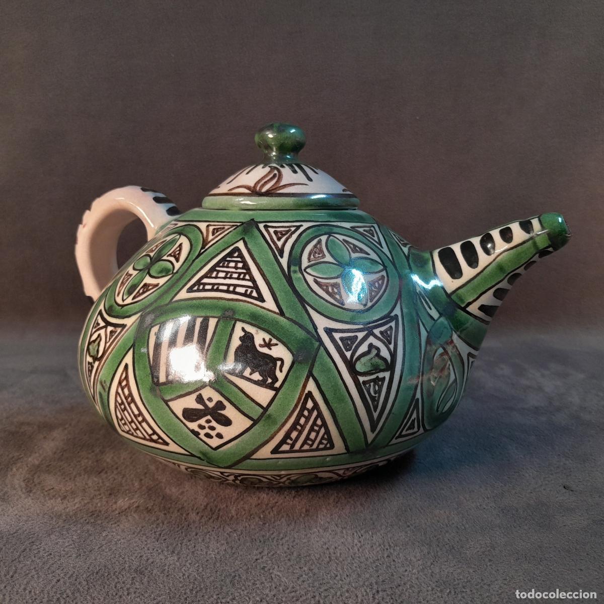 Vintage: TETERA DE CER&Aacute;MICA ESMALTADA DE TERUEL CON DECORACI&Oacute;N HER&Aacute;LDICA. SIGLO XX