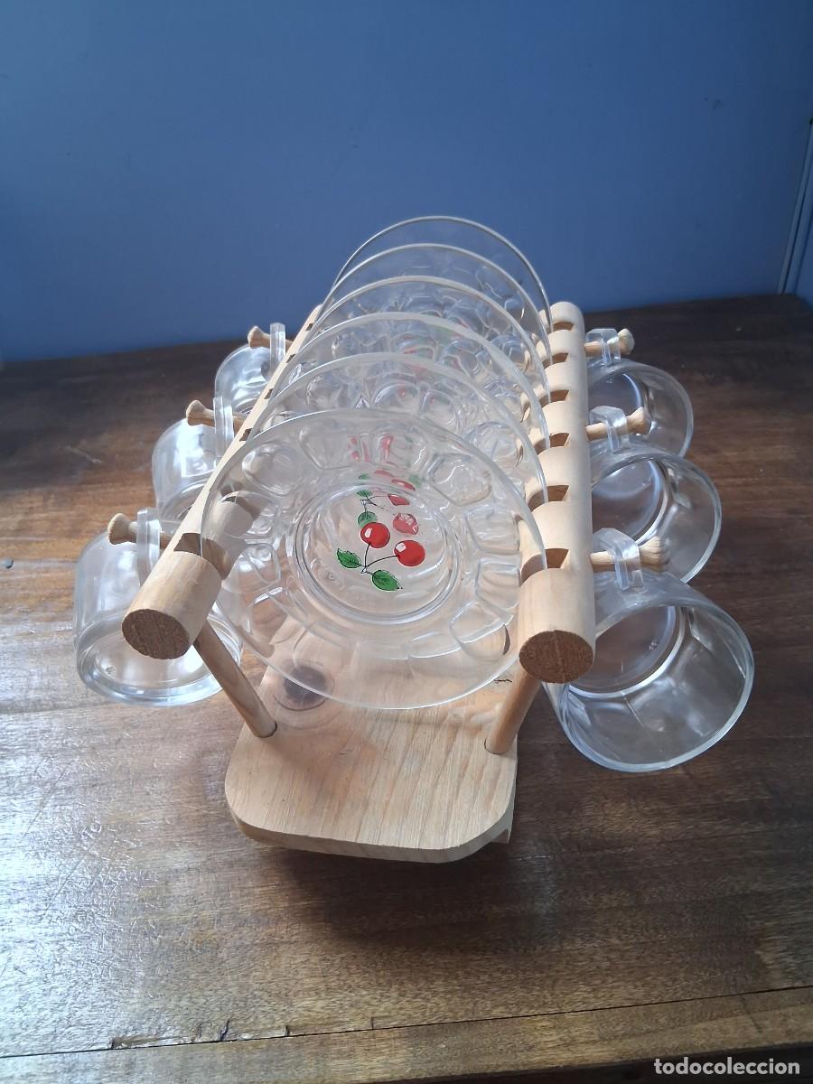 Vintage: Set de 6 platos y 6 tazas caf&eacute; cristal con dibujo ee cerezas marca Crisalex Portugal vitrina madera