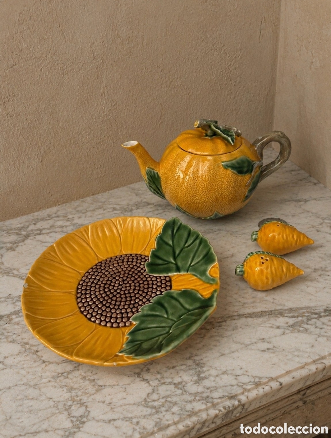 Vintage: Conjunto Bordallo Pinheiro Portugal &ndash; Tetera naranja, plato girasol y salero/pimentero