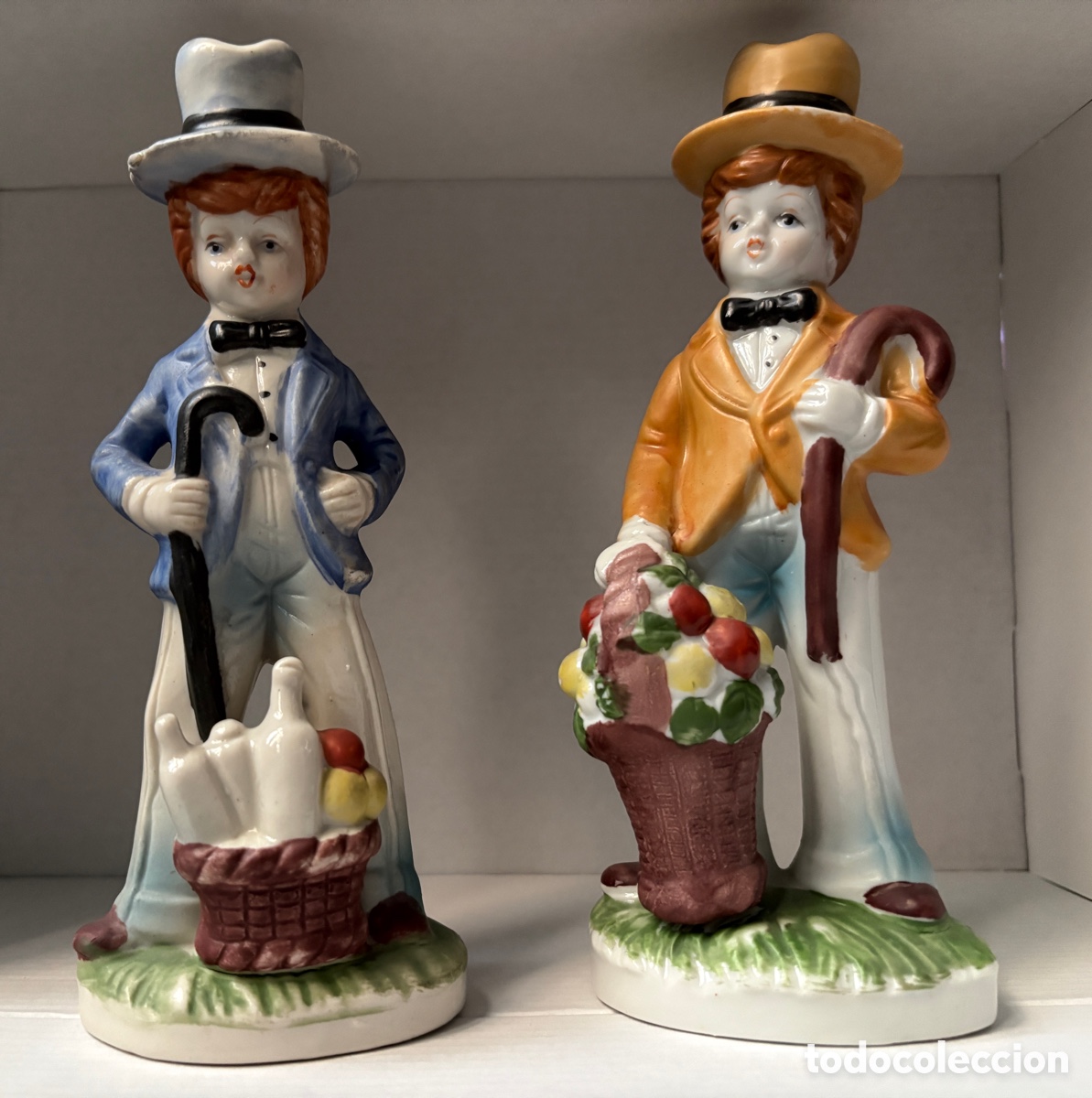 Vintage: (L876) Pareja Figuras Porcelana Caballeros Victorianos con Cesta - 17cm