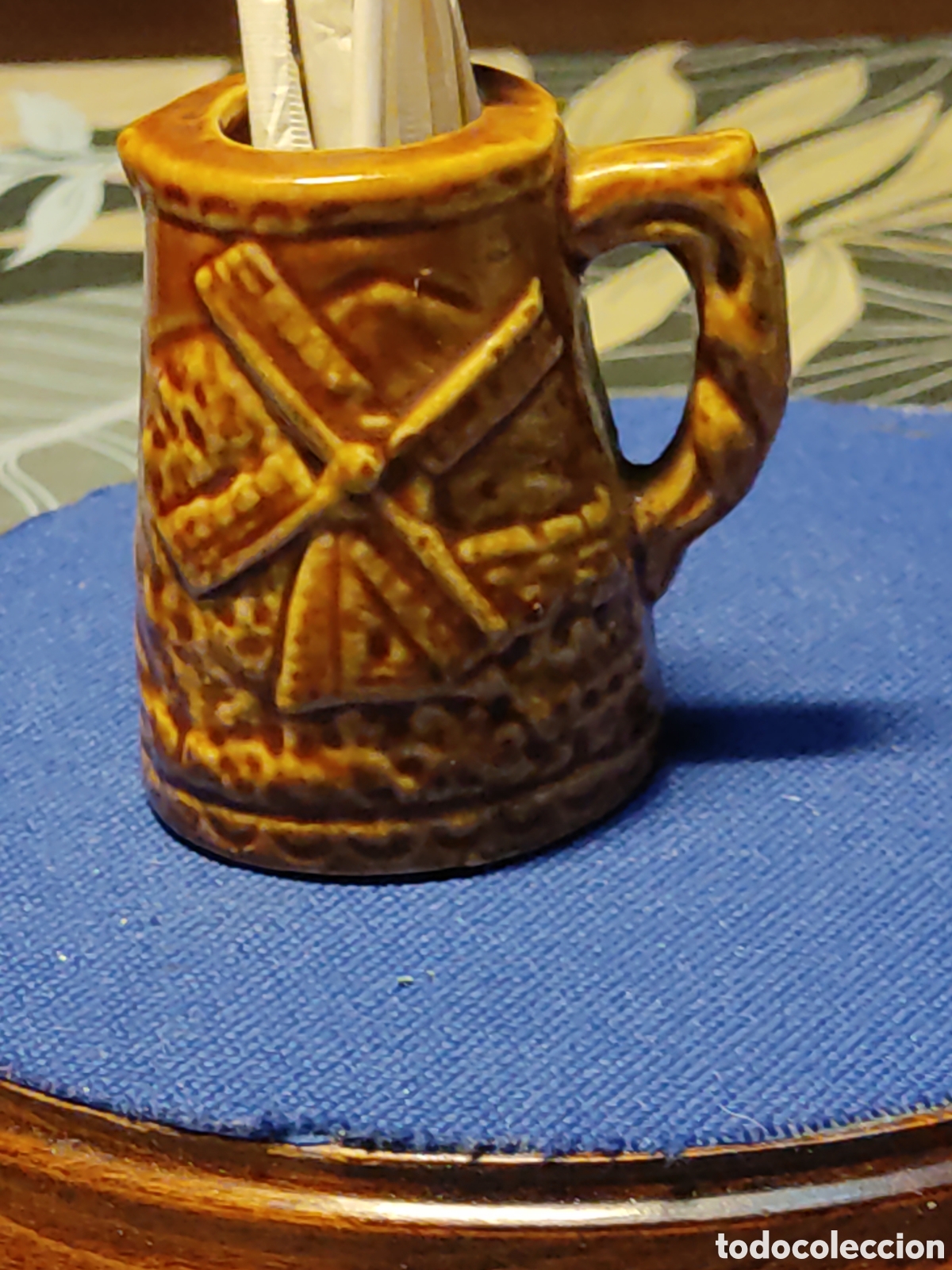 Vintage: Antigua jarra palillero de porcelana vidriada marr&oacute;n con molino de viento.