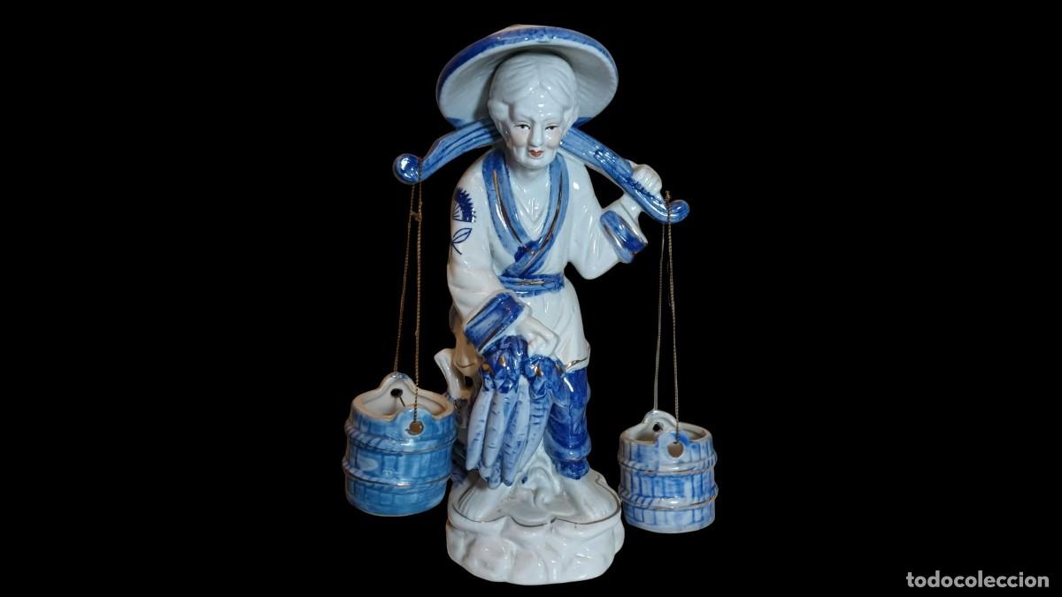 Vintage: FIGURA DE PORCELANA AZUL Y BLANCO - AGUADOR CHINO CON YUGO Y CUBOS - A&Ntilde;OS 50/60